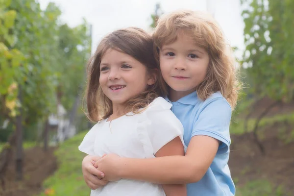 Küçük Oğlan Kız Aşık Neşeli Çocuklar Dışarıda Parkta Oynuyorlar Mutlu — Stok fotoğraf