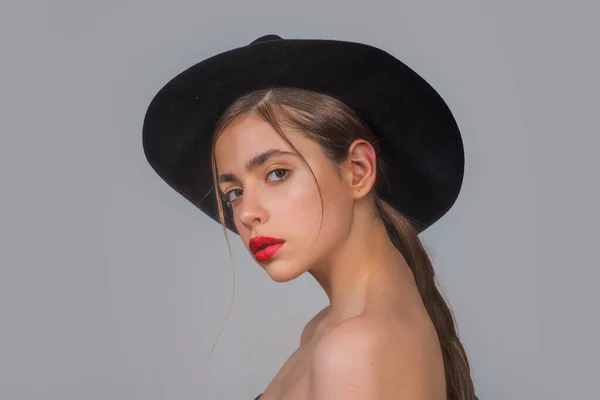 Ung Kvinna Med Make Och Svart Hatt Svart Studio Mode — Stockfoto