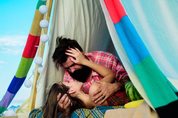 Retrato Casal Encantador Apaixonado Jovem Namorada Sensual Feliz Beijo Apaixonado — Fotografia de Stock