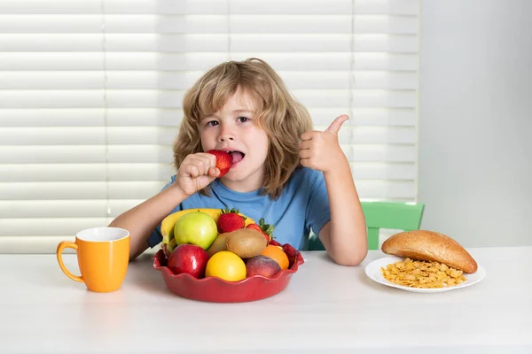 Kind Eet Aardbeien Biologisch Fruit Grappige Jongen Die Ontbijt Melk — Stockfoto
