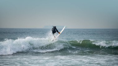 Mavi okyanus dalgaları, okyanus dalgaları, doğal arka plan. Mavi temiz dalgalı deniz suyu