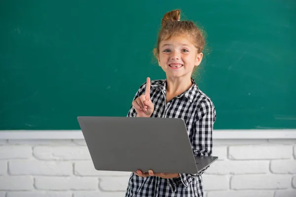 Симпатична Дівчинка Ноутбуком Дитина Навчається Онлайн Навчанням Маленький Смішний Системний — стокове фото
