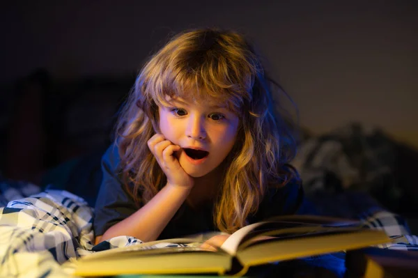 Criança Ler Livros Miúdos Dormir Rapaz Ler Livro Cama Histórias — Fotografia de Stock