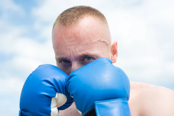 Retrato Perto Boxeador Praticando Socos Boxe Boxer Dar Murros Nas — Fotografia de Stock