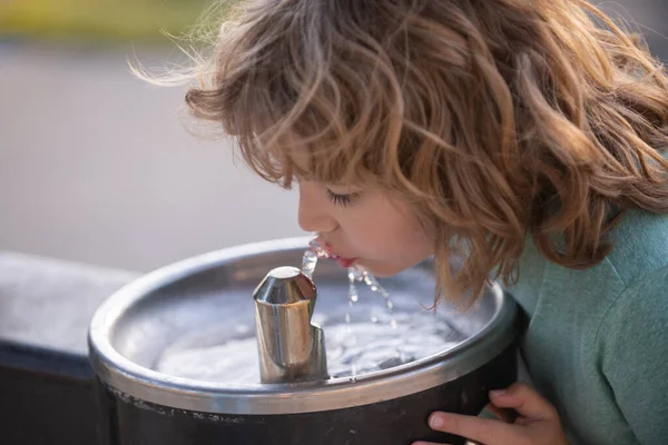 Rostro Cerca Retrato Del Niño Bebiendo Agua Del Grifo Agua —  Fotos de Stock