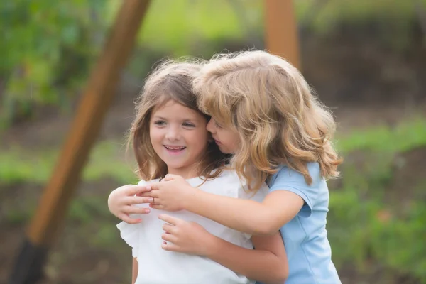 Portrait Garçon Mignon Fille Timide Sur Champ Été Enfants Dans — Photo