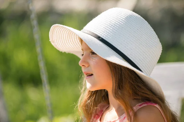 Liten Flicka Utomhus Närbild Porträtt Attraktiv Liten Tonåring Med Vacker — Stockfoto