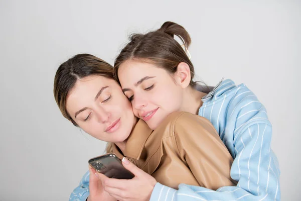 Lesbiska Lgbt Par Porträtt Två Glada Unga Kvinnor Med Mobiltelefon — Stockfoto