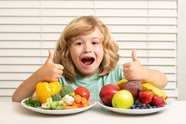 Groenten Fruit Jongetje Dat Gezonde Groenten Eet Ontbijt Met Melk — Stockfoto