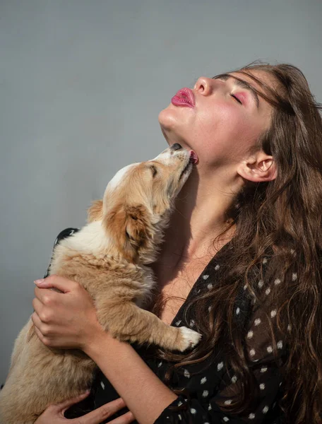 Mujer Joven Con Cachorro Perro Compartiendo Abrazo Abrazos Besos Lamer — Foto de Stock