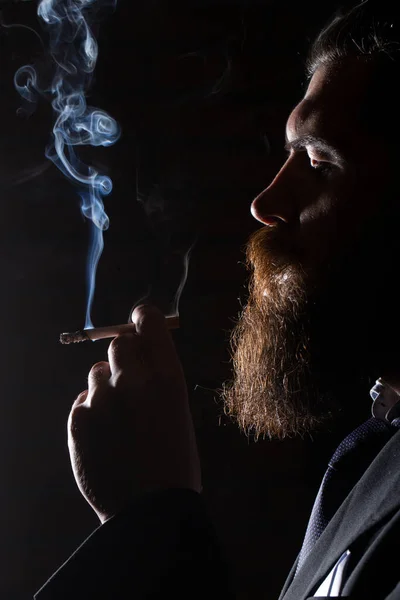 Hombre Fumando Cigarrillo Humo Sobre Fondo Negro Humo Cigarrillo Sobre — Foto de Stock