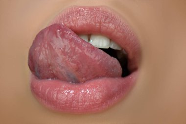 Seksi, baştan çıkarıcı bir jestle dudaklarını büzüştürüyor.