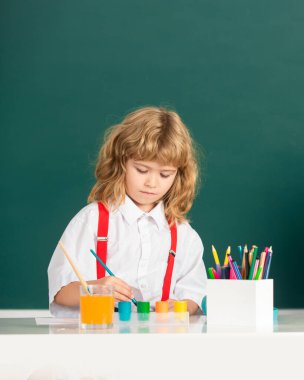 İlkokulda sınıfta okuyan sevimli küçük bir çocuk. Dahi çocuk, bilgi günü