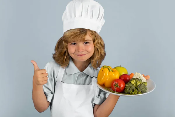 Çocuk Fırın Üniforması Giyiyor Aşçı Şapkası Takıyor Mutfakta Sebze Hazırlıyor — Stok fotoğraf