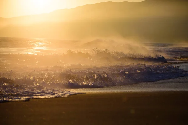 Sullo Sfondo Dell Alba Alba Dorata Tramonto Sulle Onde Del — Foto Stock