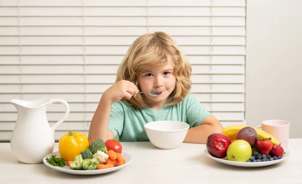 Müsli Tahıl Gevreğiyle Sabah Atıştırması Çocuklar Için Sağlıklı Beslenme Tatlı — Stok fotoğraf