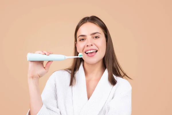 Elektrische Tandenborstel Een Jonge Vrouw Die Tanden Poetst Mooie Glimlach — Stockfoto