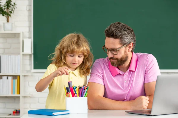 Lärare Och Elevpojke Lär Sig Klassrummet Söt Grundskolepojke — Stockfoto