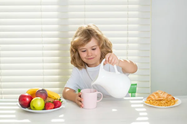Sevimli Çocuk Inek Sütü Döküyor Çocuk Sağlıklı Sebze Yiyor Süt — Stok fotoğraf