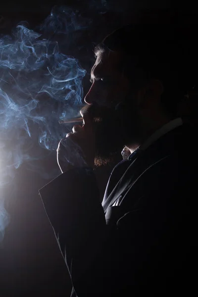 Barbu Fumant Cigarette Fumée Sur Noir — Photo