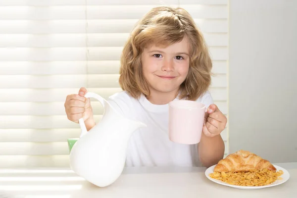 Školní Chil Nalévá Snídani Celé Kravské Mléko Vtipný Blonďatý Chlapeček — Stock fotografie