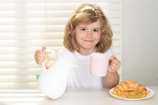 Escuela Chil Verter Vacas Enteras Leche Para Desayuno Divertido Niño — Foto de Stock