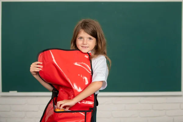 Feliz Chica Preadolescente Sonriente Con Mochila Colegiala Niño Con Lleva —  Fotos de Stock