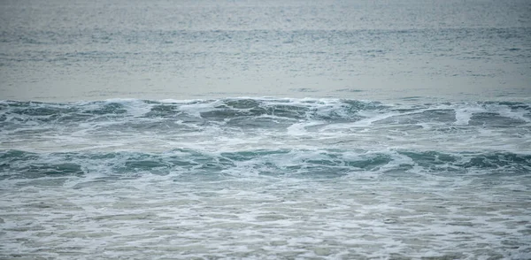 Zomer Strand Oceaan Golven Een Tropische Zee Met Diepblauwe Golven — Stockfoto
