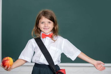 Küçük liseli kız sınıfta öğreniyor, okulda İngilizce öğreniyor. Eğitim, öğrenme ve çocuk kavramı