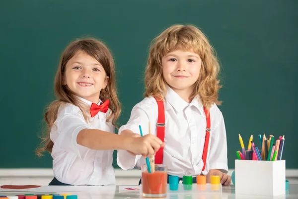 Los Niños Escuela Dibujan Dibujos Coloridos Con Lápices Colores Aula —  Fotos de Stock