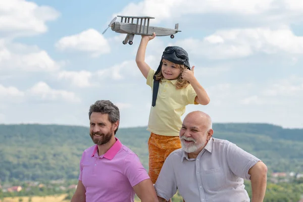 Muži Generace Dědeček Otec Vnuk Hrát Hračkou Letadlo Venku Obloze — Stock fotografie