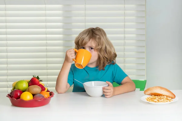 Gamin Qui Mange Des Légumes Sains Petit Déjeuner Avec Lait — Photo