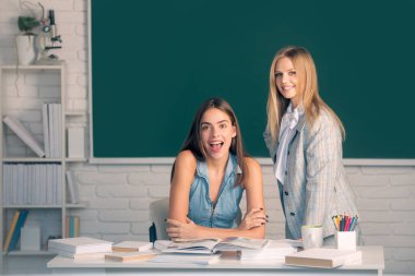 Öğrenciler güzel kız arkadaşlar okul ya da üniversitenin sınıfında birlikte okuyorlar.