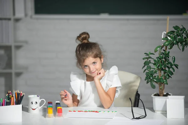 Meisjes Tekenen Kleurrijke Plaatjes Met Potloodkrijtjes Klas Kinderen Schilderen Grappige — Stockfoto