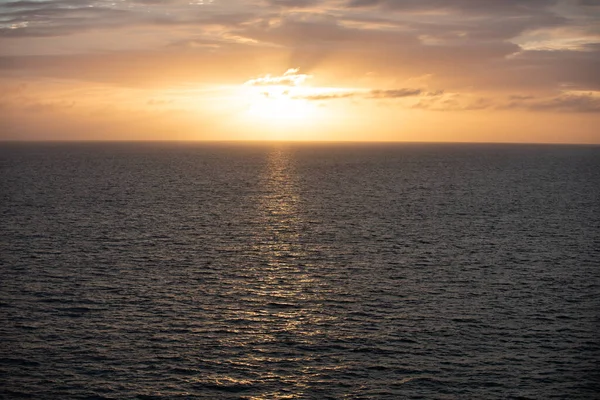 Kalm Zeewater Gouden Zonsondergang Aan Zee Landschap Met Zonsondergang Boven — Stockfoto