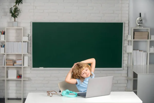 かわいい子供の男の子は教室で勉強します 放課後の休息とリラックスの肖像 — ストック写真