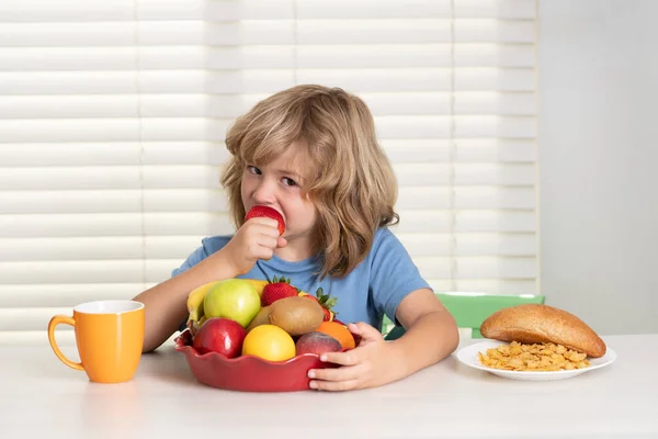 Kind Eet Aardbeien Biologisch Fruit Een Knappe Jongen Keuken Aan — Stockfoto