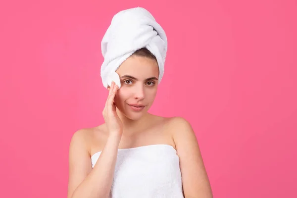 Mulher Tocando Bochecha Com Esponja Com Uma Máscara Facial Modelo — Fotografia de Stock