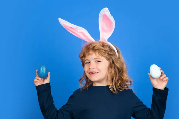 Mavi Arka Planda Paskalya Yumurtası Tavşan Kulaklı Çocuk Portresi — Stok fotoğraf