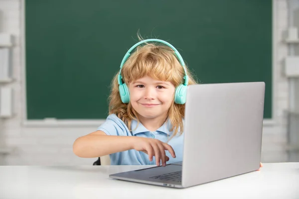 Lachende Kind Jongen Hoofdtelefoon Met Behulp Van Een Laptop Online — Stockfoto