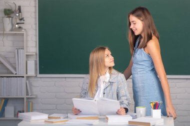 Okuldaki ya da üniversitedeki kız öğrenciler