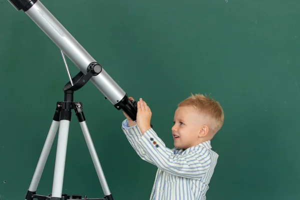 教室で望遠鏡を使ってかわいい子供の生徒の研究 — ストック写真