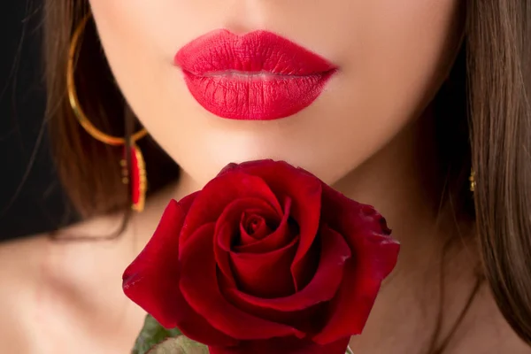 Lippen Met Lippenstift Close Mooie Vrouwenlippen Met Roos Lipstick Cosmetica — Stockfoto