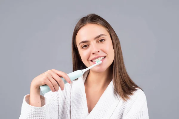 Улыбающаяся Молодая Женщина Чистит Зубы Зубной Щеткой Отбеливающей Зубной Пастой — стоковое фото