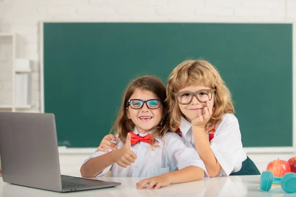 Schoolvrienden Twee Kleine Schoolkinderen Onderwijs Vriendschap Schoolconcept — Stockfoto