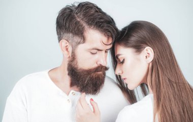 Baştan çıkarma konsepti. Şehvetli çift birbirlerinin dudaklarını hissetmek için daha yakın oluyor. Aşka güven. Genç sevgiliyle sevişmek. Aşık bir çift. Aşık insanlar