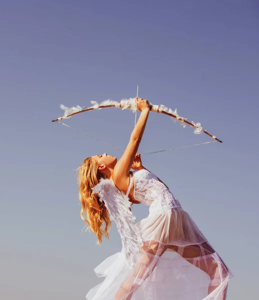 Mujer Ángel Sensual Con Alas Blancas Arco Flecha Cupido Dulce — Foto de Stock