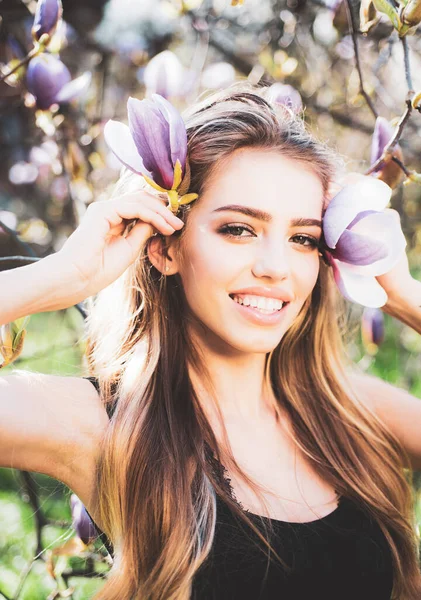 Belle Fille Printemps Fleurs Roses Dans Parc Fleuri Été Femme — Photo