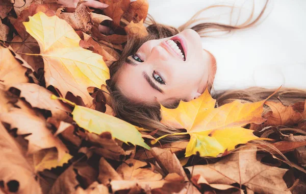 나뭇잎에 야외에서 아름다운 여성을 — 스톡 사진