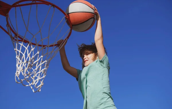 Kid Kleine Jongen Basketbal Speler Maken Slam Dunk Tijdens Basketbal — Stockfoto